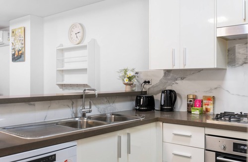 Glebe Apartment | 2BR Apt w Parking | Walk to ICC & Darling Harbour