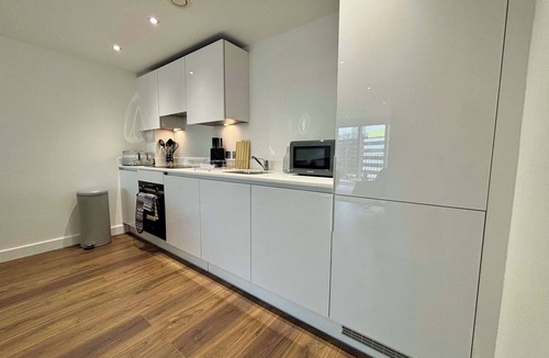 Bracknell Apartment | 2BR Bracknell Apt Near Ascot Racecourse | WiFi