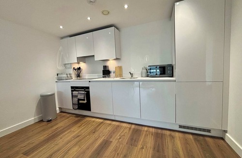 Bracknell Apartment | 2BR Bracknell Apt Near Ascot Racecourse | WiFi