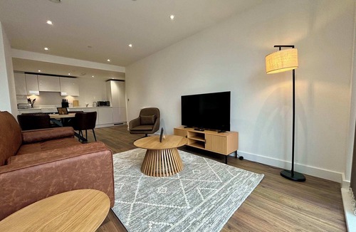Bracknell Apartment | 2BR Bracknell Apt Near Ascot Racecourse | WiFi