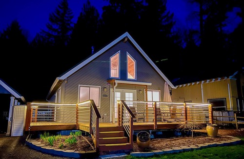 Mount Hood Village Cabin | 2BR Cabin w/Pool, AC, Hot Tub, Near Trails