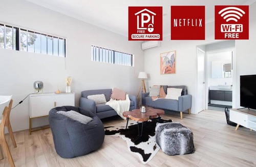 Attadale Apartment | 2BR Canning River Home Walk To River, Sleeps 4