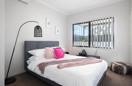 Attadale Apartment | 2BR Canning River Home Walk To River, Sleeps 4