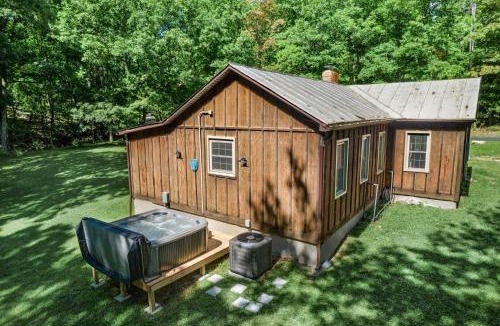 Arthur Ski Chalet | 2BR chalet w hot tub, porch & refreshing views