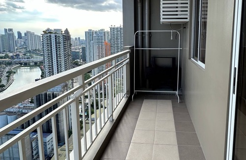 Kapitolyo Condo | 2BR condo, Panoramic views of Makati, BGC & Ortigas city skylines w/AC & wifi