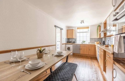 Datchet House | 2BR Cottage|Parking |Close 2 Windsor - By Tempstay