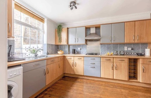 Datchet House | 2BR Cottage|Parking |Close 2 Windsor - By Tempstay