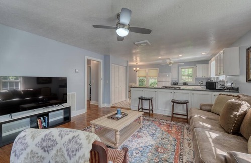 Blairsville Cabin | 2BR country home in scenic Trackrock area of Blairsville! Dog-friendly