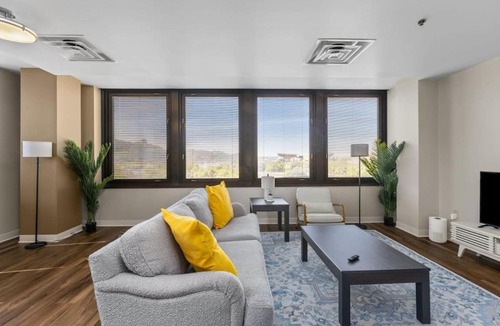 Downtown Pittsburgh Apartment | 2BR Downtown Apartment with Gym & Deck