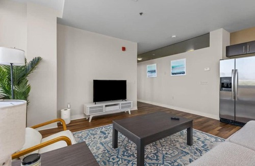 Downtown Pittsburgh Apartment | 2BR Downtown Apartment with Gym & Deck