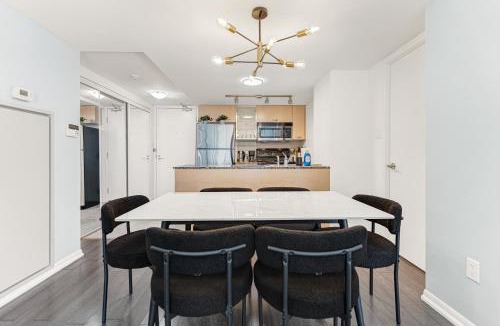 Bay Cloverhill Apartment | 2BR Downtown Toronto Condo + Parking, Sleeps 7