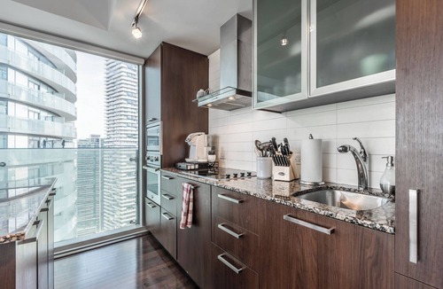 Toronto Entertainment District Condo | 2BR Downtown w/Parking - Steps from CN Tower, Rogers Centre & Scotiabank Arena