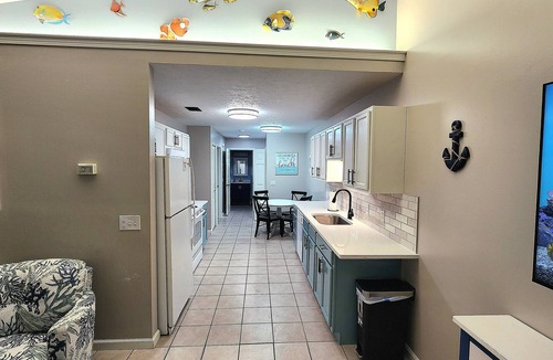 Biltmore Beach Villa | 2Br Duplex, quiet & newly updated. Sleeps 6. Near beach & lagoon boat launch.
