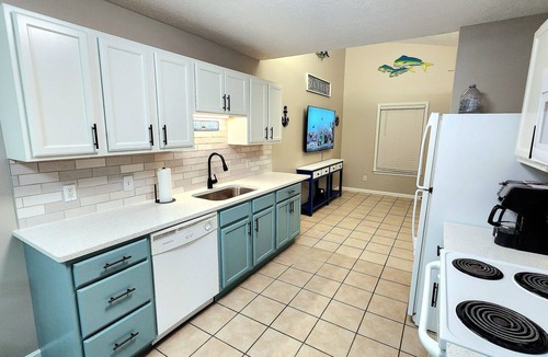 Biltmore Beach Villa | 2Br Duplex, quiet & newly updated. Sleeps 6. Near beach & lagoon boat launch.