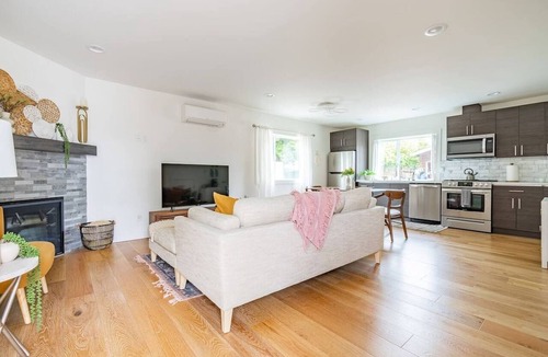 Arbor Heights Bed & Breakfast | 2BR | Fireplace | West Seattle | Sophari Home E