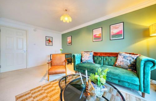 North Glasgow Apartment | 2BR Flat Central Location with Free Parking