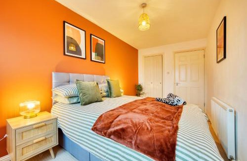 North Glasgow Apartment | 2BR Flat Central Location with Free Parking