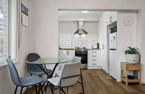 Flemington Apartment | 2BR Flemington | Walk to Showgrounds + Parking