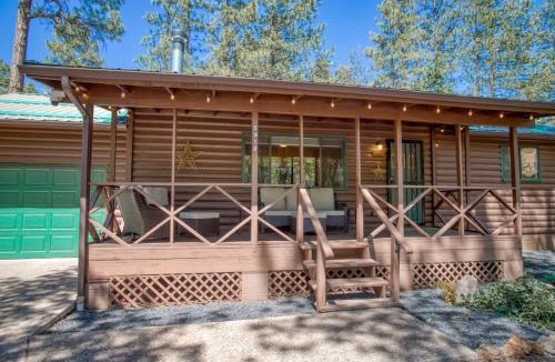 Pinetop House | 2BR Forest Cabin with Fire Pit BBQ Patio & Games