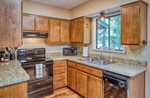 Pinetop House | 2BR Forest Cabin with Fire Pit BBQ Patio & Games