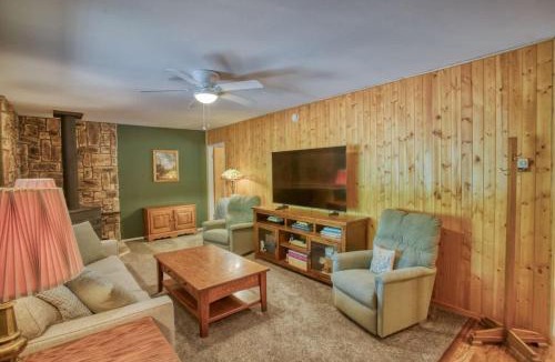 Pinetop House | 2BR Forest Cabin with Fire Pit BBQ Patio & Games