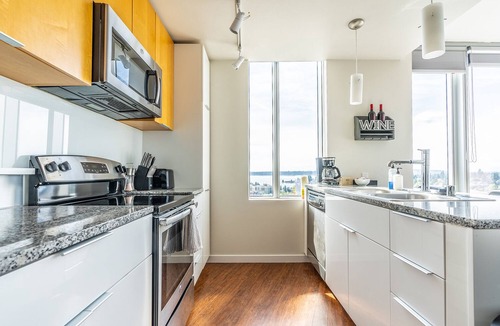 West Bellevue Bed & Breakfast | 2BR | Gym, Pool | Bellevue | Sophari Towers M