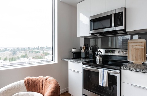 West Bellevue Bed & Breakfast | 2BR | Gym, Pool | Bellevue | Sophari Towers I
