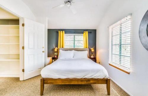West University Apartment | 2BR Hideaway with Patio Springtime in Downtown
