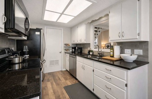 Lenexa House | 2BR Home Lenexa Sleeps 5 Pool Tennis FIFA FANS!