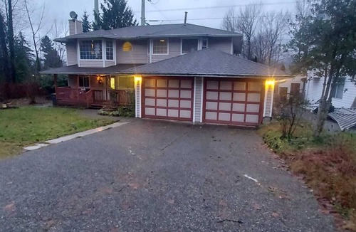 Coquitlam House | 2BR Home with Mountain Views, Near Transit, w/Workspace + Gym. Pets on approval