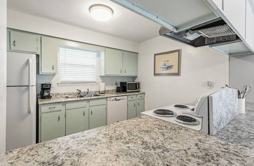 Gulf Breeze Apartment | 2BR King, Private Fenced Yard w/Turf, Grill, Dog Friendly, Near Pensacola Beach
