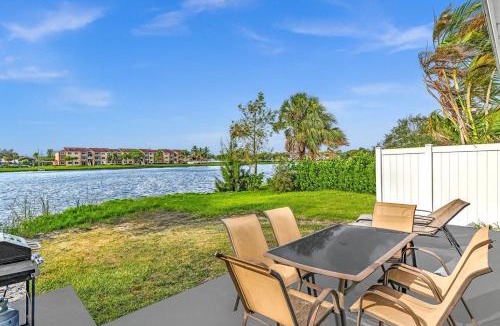 Davie House | 2BR Lakeside Getaway - Peaceful Waterfront Stay