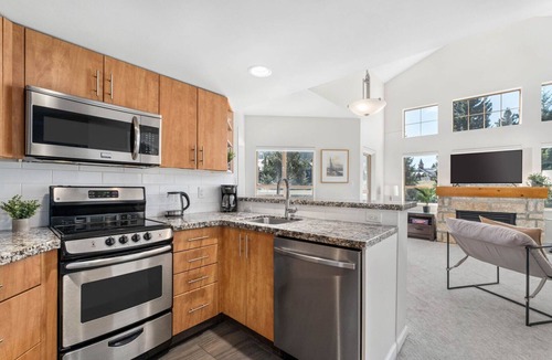 Whistler Village Condo | 2BR + Loft + Sofabed | Tyndall Stone Lodge | Epic Village Location | Mountain Views | Pool & Hot Tub