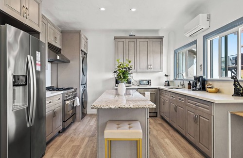 El Porto Apartment | 2BR Luxury Getaway 3 Mins to the Beach + Ocean Views