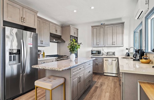 El Porto Apartment | 2BR Luxury Getaway 3 Mins to the Beach + Ocean Views