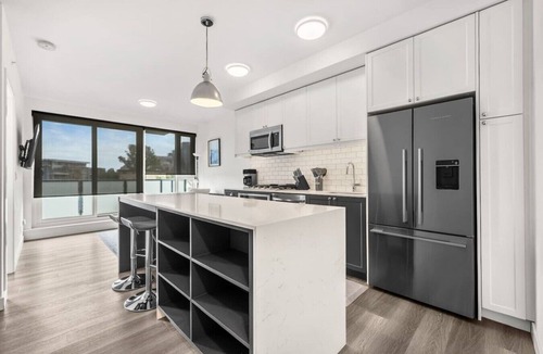 Kensington Apartment | 2BR | Mins to Saddledome | AC | UG Park