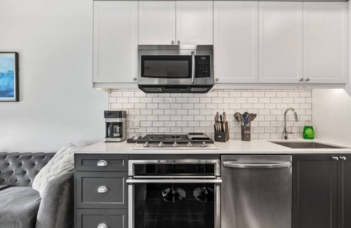 Kensington Apartment | 2BR | Mins to Saddledome | AC | UG Park