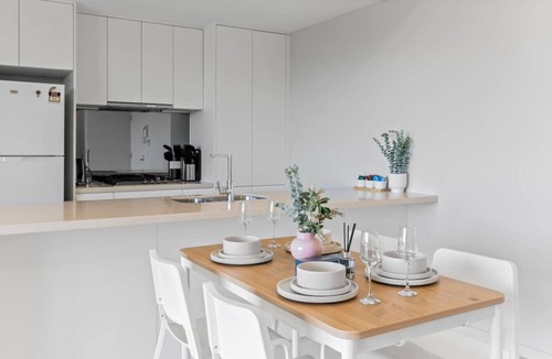 Macgregor Apartment | 2BR Modern Apartment w/Balcony | Great Location
