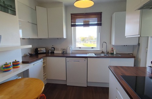 Central Aberdeen Apartment | 2BR- Modern, top floor apartment - Free parking fast internet. Near hospitals