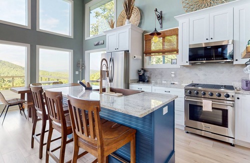 Ridgeline Vistas Cabin | 2BR Mountain chalet with loft, views & deck