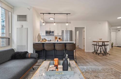 Rush and Division Apartment | 2BR near Riverwalk + downtown access