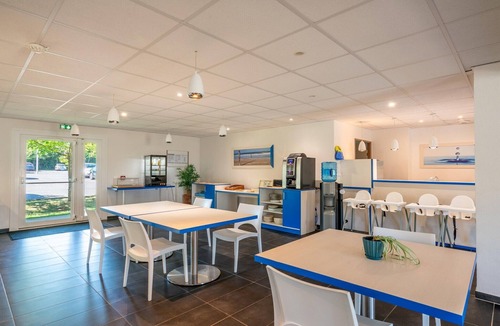 Parentis-en-Born Apartment | 2BR Normandy Stay for 6
