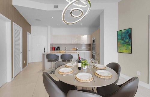 Hollywood South Central Beach Apartment | 2BR Ocean View Balcony & Pool
