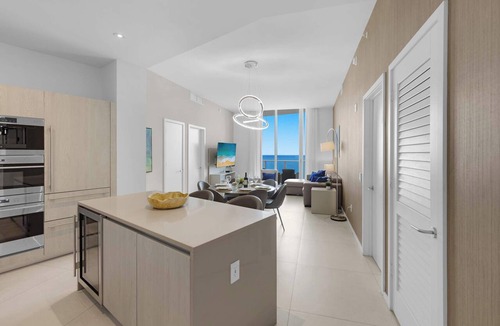 Hollywood South Central Beach Apartment | 2BR Ocean View Balcony & Pool