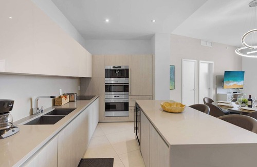 Hollywood South Central Beach Apartment | 2BR Ocean View Balcony & Pool