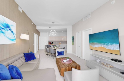 Hollywood South Central Beach Apartment | 2BR Ocean View Balcony & Pool