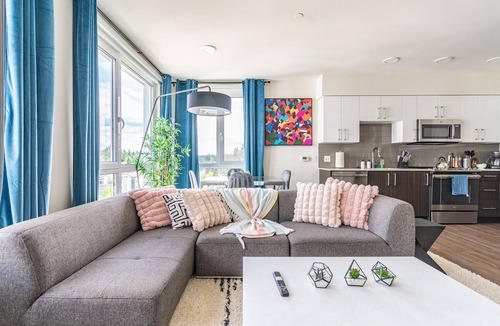 West Bellevue Bed & Breakfast | 2BR Penthouse | Bellevue | Sophari Parkside G