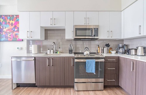 West Bellevue Bed & Breakfast | 2BR Penthouse | Bellevue | Sophari Parkside G