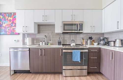 West Bellevue Bed & Breakfast | 2BR Penthouse | Bellevue | Sophari Parkside G