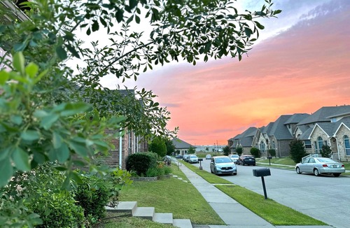 Original Town House | 2BR Private Guest Suite Walk to Carrollton Dining K-Town